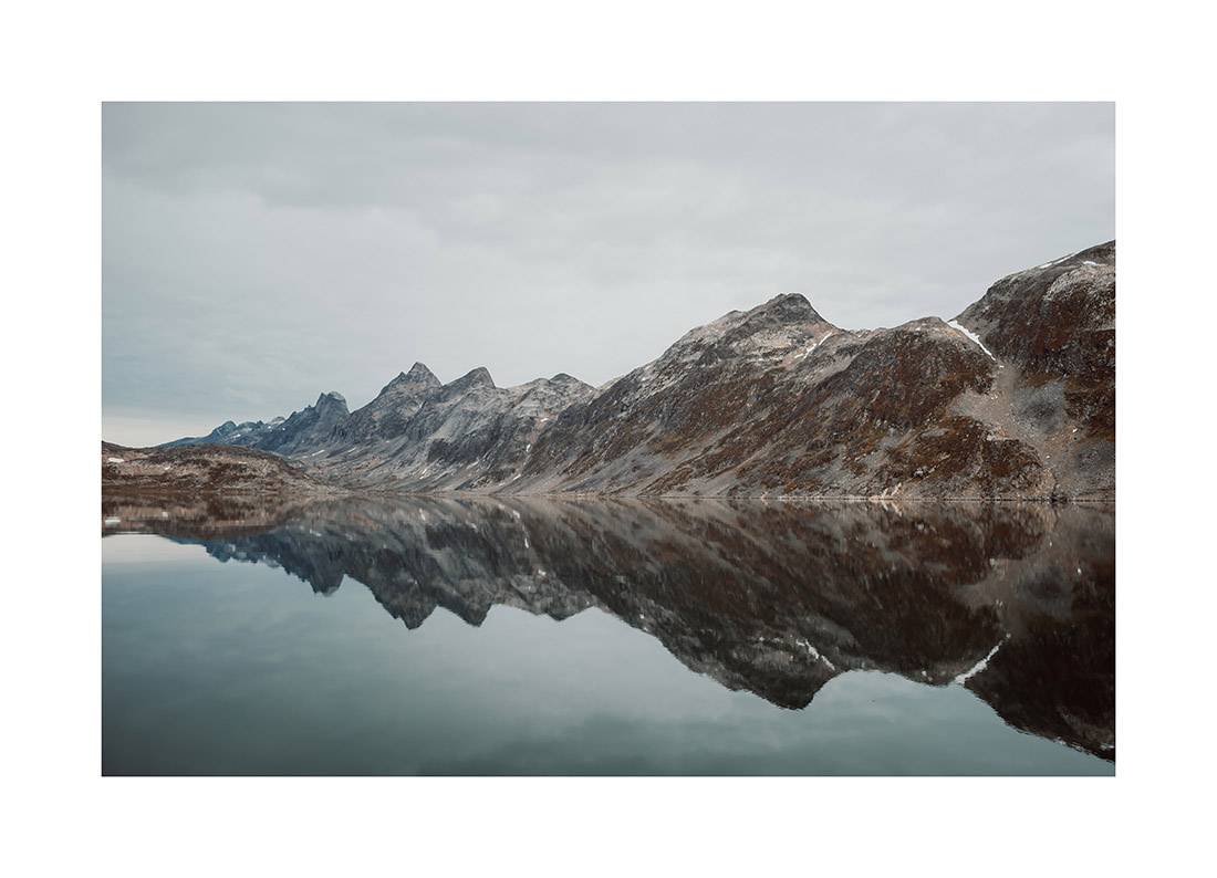 Grönland 04 - Ruhige Spiegelungen: Grönländische Berge auf makellosem Wasser greenland i2v 0005 web - Grönland 04 - Ruhige Spiegelungen: Grönländische Berge auf makellosem Wasser