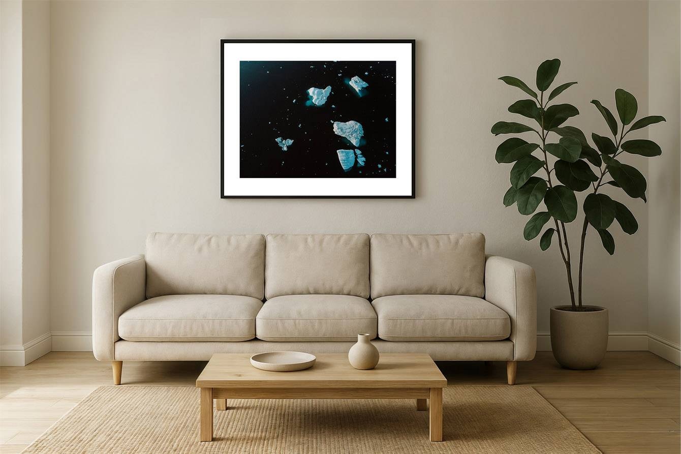 greenland i2v 0006 wall 1 - Grönland 06 - Luftaufnahme makelloser Eisberge in Grönlands dunklem arktischen Meer