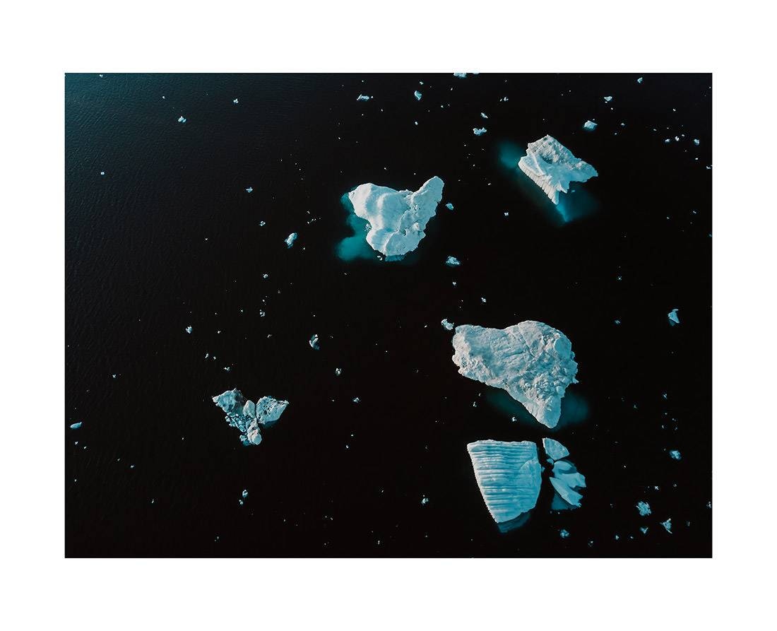 greenland i2v 0006 web - Grönland 05 - Luftaufnahme makelloser Eisberge in den dunklen arktischen Gewässern Grönlands