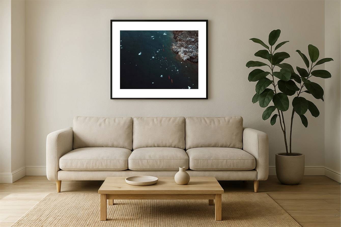 greenland i2v 0012 wall 1 - Grönland 11 - Luftaufnahme von Kajakfahrern in eisberggefüllten Gewässern entlang Grönlands Küste