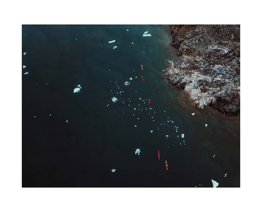 greenland i2v 0012 web 1 - Grönland 11 - Luftaufnahme von Kajakfahrern in eisberggefüllten Gewässern entlang Grönlands Küste