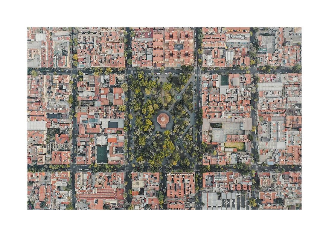 mexicocity i2v 0002 web 1 - Mexiko 01 - Luftaufnahme des Kiosko Morisco Parks mit wiegenden Bäumen und Stadtverkehr