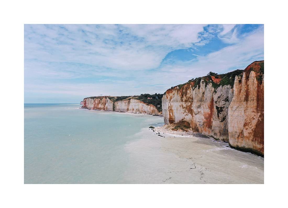 Normandie 03 - Luftaufnahme der majestätischen Kreideklippen der Normandie mit türkisfarbenem Wasser normandie i2v 0003 web - Normandie 03 - Luftaufnahme der majestätischen Kreideklippen der Normandie mit türkisfarbenem Wasser