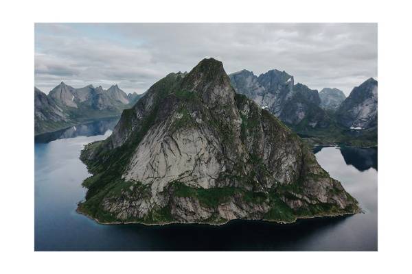 Norwegen 11 - Majestätischer Berggipfel erhebt sich aus den norwegischen Fjorden norway i2v 0017 web 600x400 - Norwegen 11 - Majestätischer Berggipfel erhebt sich aus den norwegischen Fjorden