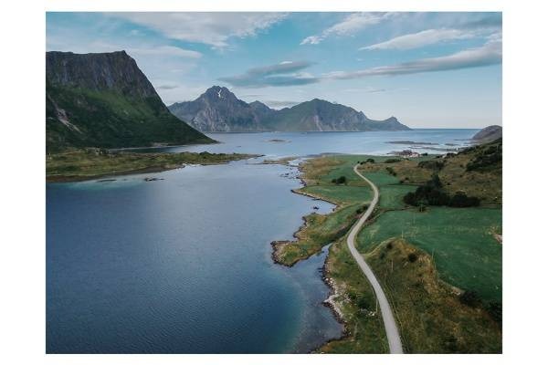 norway i2v 0020 web 600x400 - Norwegen 13 - Majestätischer Luftblick auf einen Fjord der Lofoten