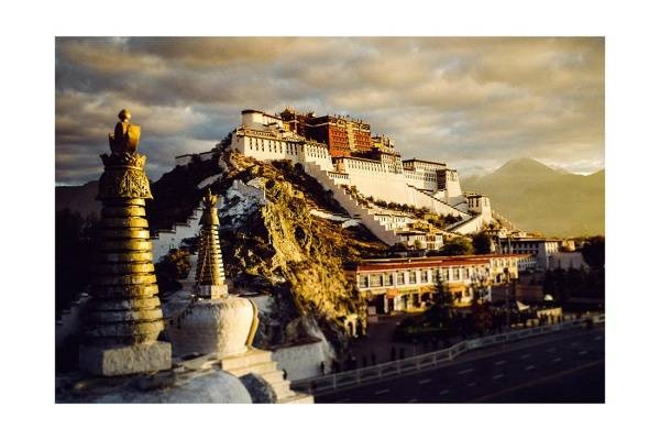 Tibet 01 - Goldener Sonnenaufgang über dem Jokhang-Tempel in Lhasa tibet i2v 0001 web 600x400 - Tibet 01 - Goldener Sonnenaufgang über dem Jokhang-Tempel in Lhasa