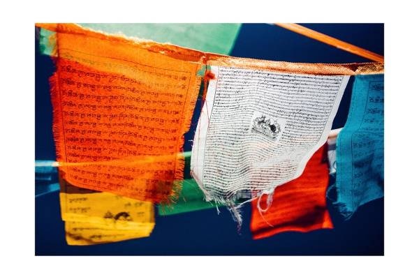 tibet i2v 0002 web 600x400 - Tibet 02 - Bunte buddhistische Gebetsfahnen im sanften Wind