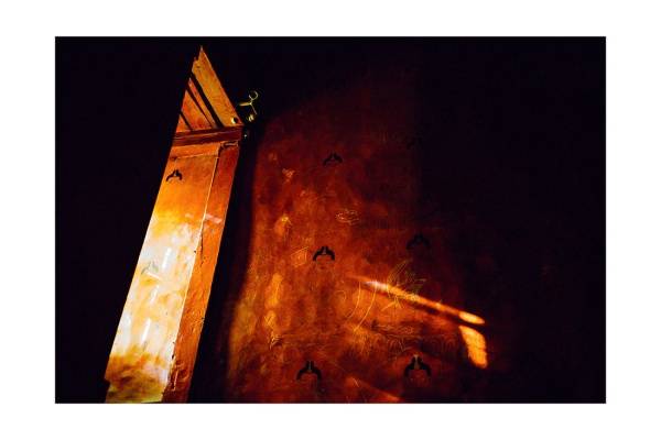 tibet i2v 0004 web 600x400 - Tibet 04 - Sonnenlicht erleuchtet eine antike Klostermauer in Tibet