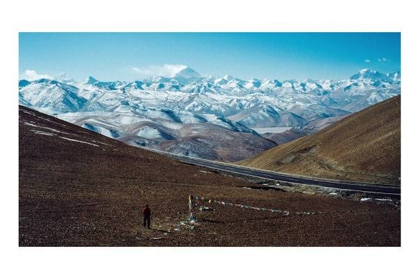tibet i2v 0005 web 600x400 - Tibet 05 - Majestätisches Himalaya-Panorama mit Mount Everest und Gebetsfahnen