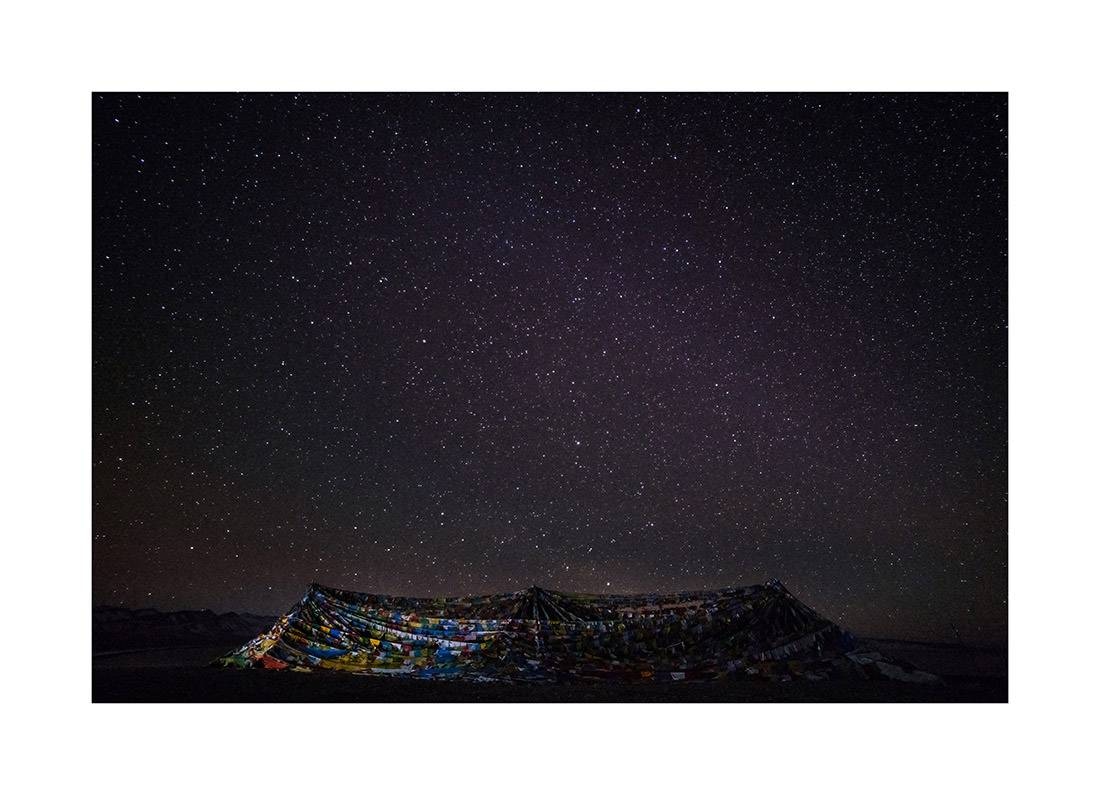 tibet i2v 0014 web - Tibet 13 - Majestätische tibetische Gebetsfahnen unter einem sternenklaren Hochlandhimmel