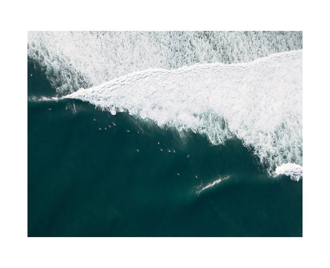 borneo bali 2018 0352 web - Borneo 25 - Friedlicher Luftblick auf Surfer, die Wellen auf Bali reiten