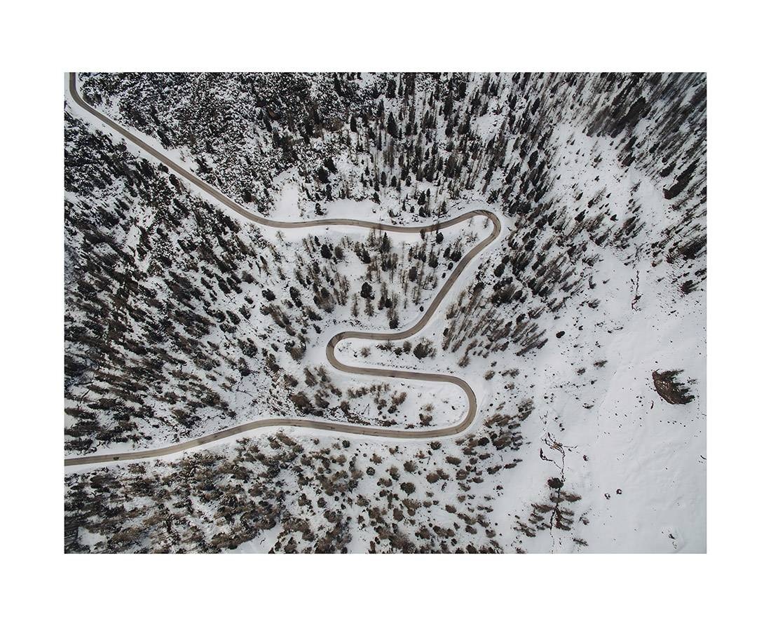 dolomiten i2v 0010 web - Dolomiten 09 - Luftaufnahme verschneiter Serpentinen in den Dolomiten
