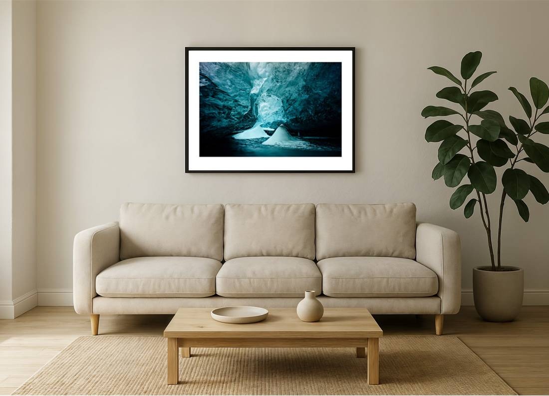 island 0008 wall - Island 08 - Majestätische Eishöhle mit sanft fließendem Gletscherfluss