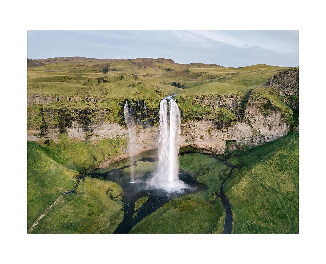 island 0012 web - Island 12 - Luftbild des Seljalandsfoss aus der Vogelperspektive