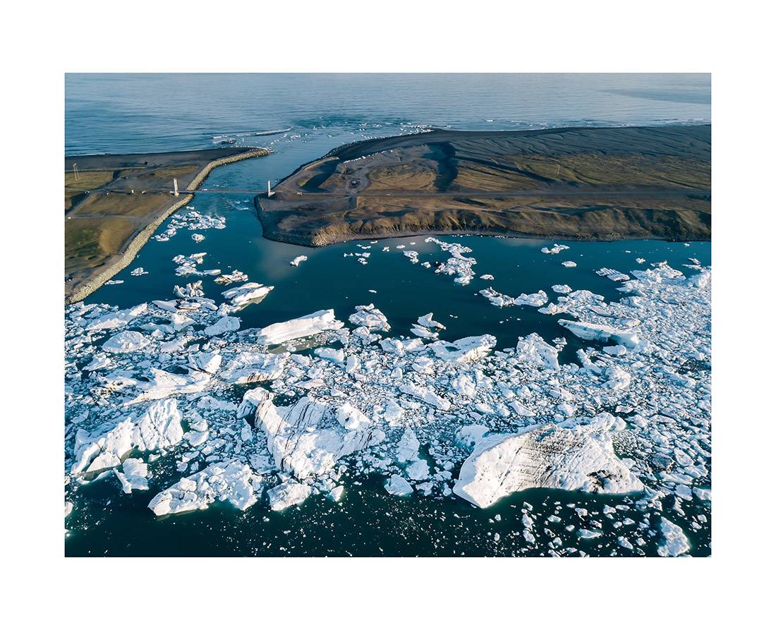 island 0023 web - Island 23 - Eisberge auf dem Weg zum Meer – Jökulsárlón aus der Luft