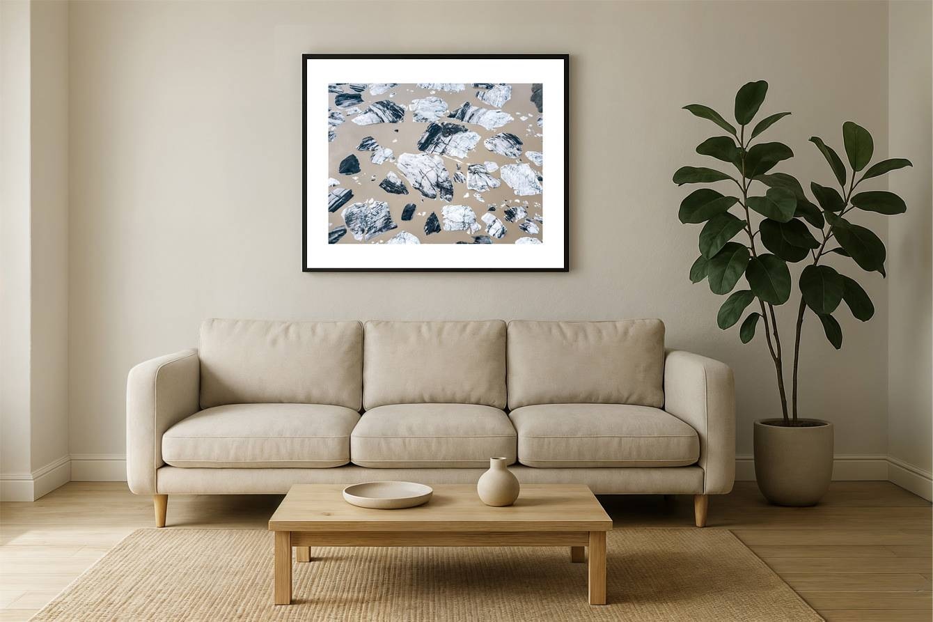 island 0026 wall - Island 26 - Eisfragmente im milchigen Gletscherwasser – Abstrakte Natur