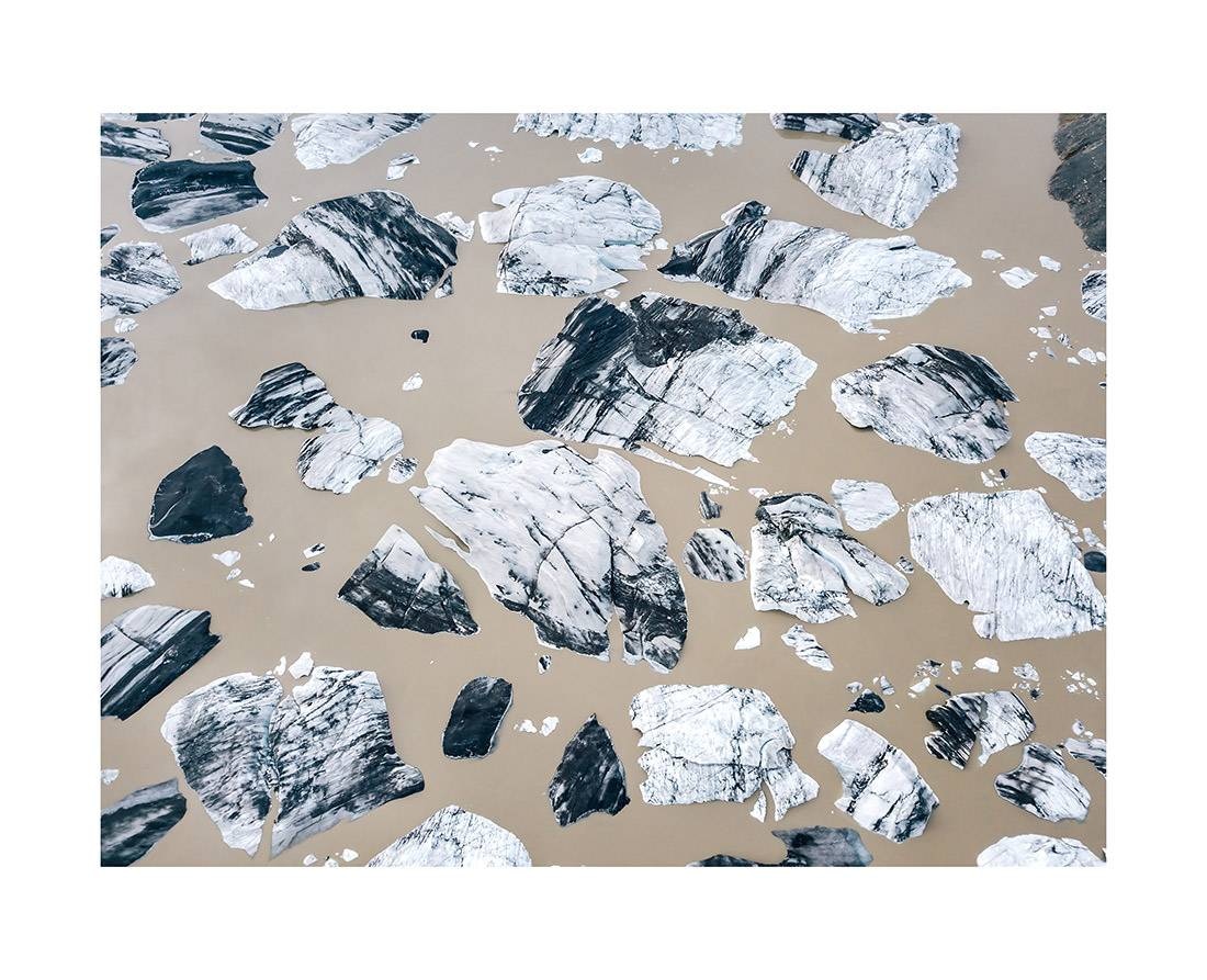 island 0026 web - Island 26 - Eisfragmente im milchigen Gletscherwasser – Abstrakte Natur