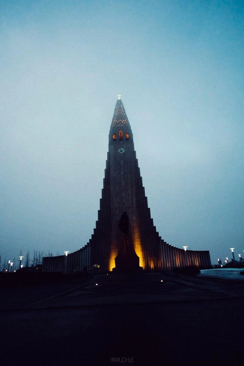 0015 iceland reykjavik hallgrimskirkja solfar sculpture - Islandia – Turismo en Reikiavik y Hallgrímskirkja