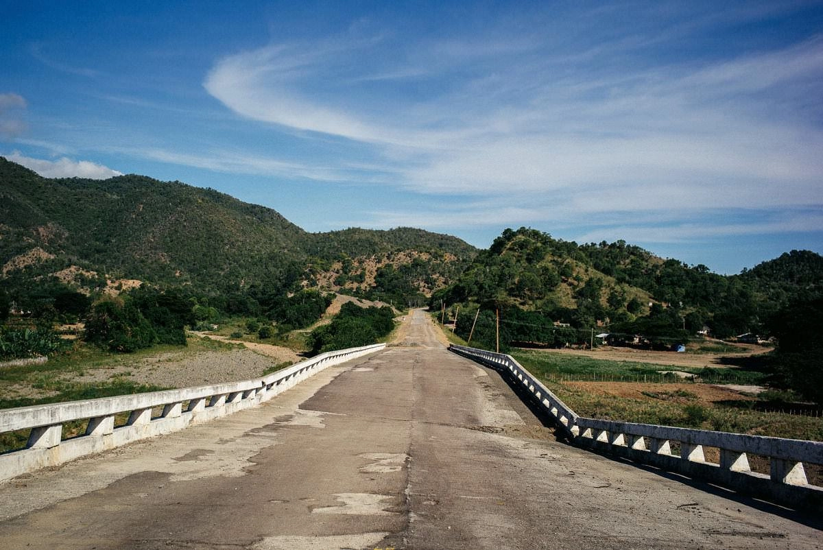 026 road santiago de cuba to pilon sierra maestra - Auf der kaputten Straße von Santiago de Cuba nach Pilon