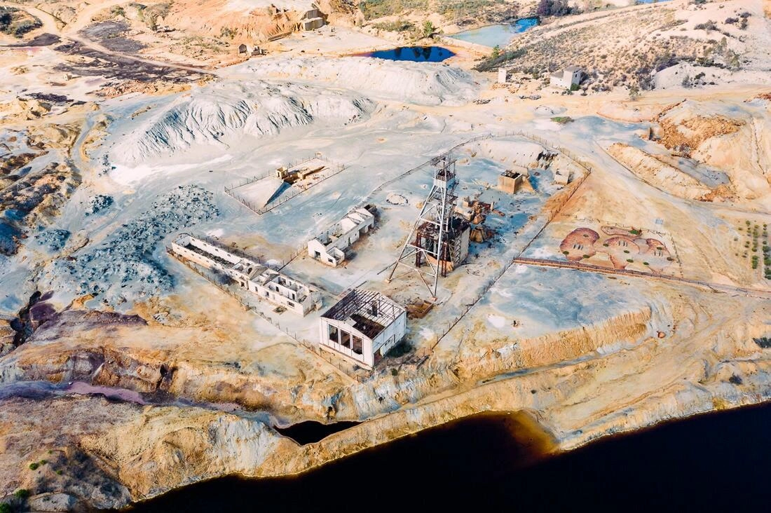001 saltfields aereal drone mineral lake - Lagos minerales de colores y una mina abandonada