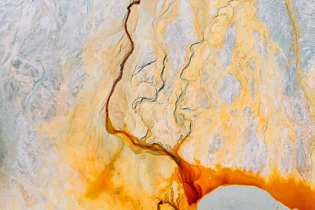 011 saltfields aereal drone mineral lake - Lagos minerales de colores y una mina abandonada