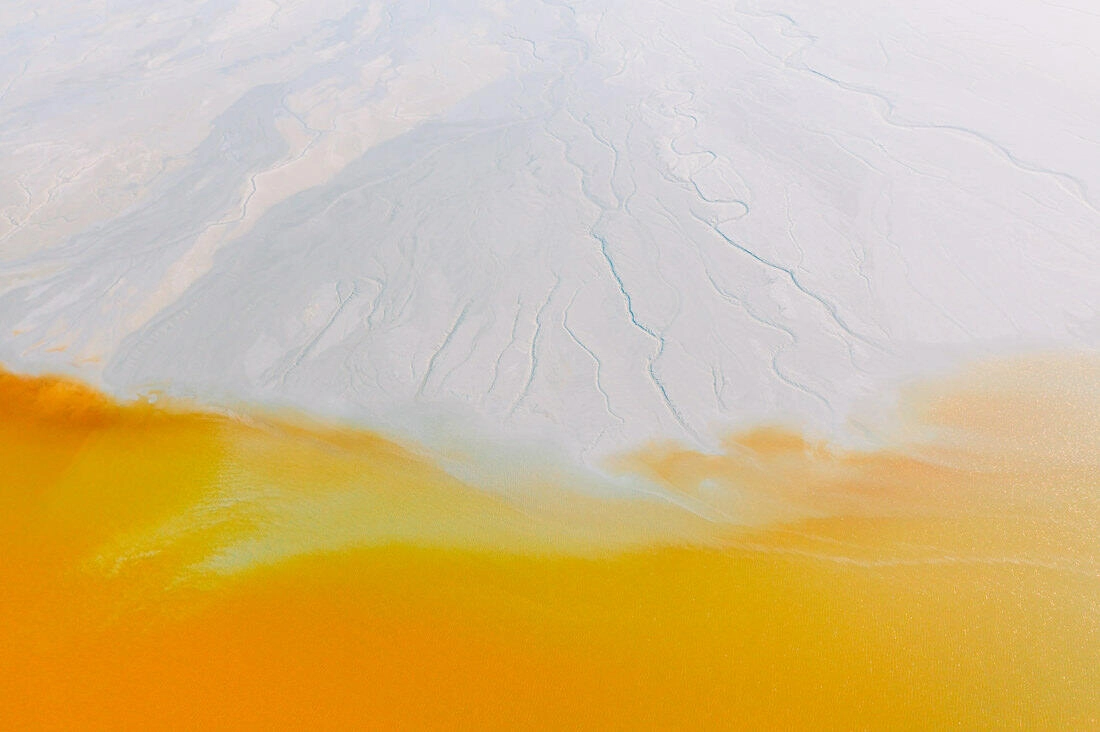 019 saltfields aereal drone mineral lake - Lagos minerales de colores y una mina abandonada