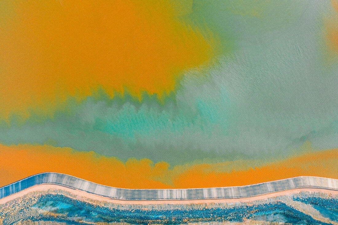 021 saltfields aereal drone mineral lake - Lagos minerales de colores y una mina abandonada