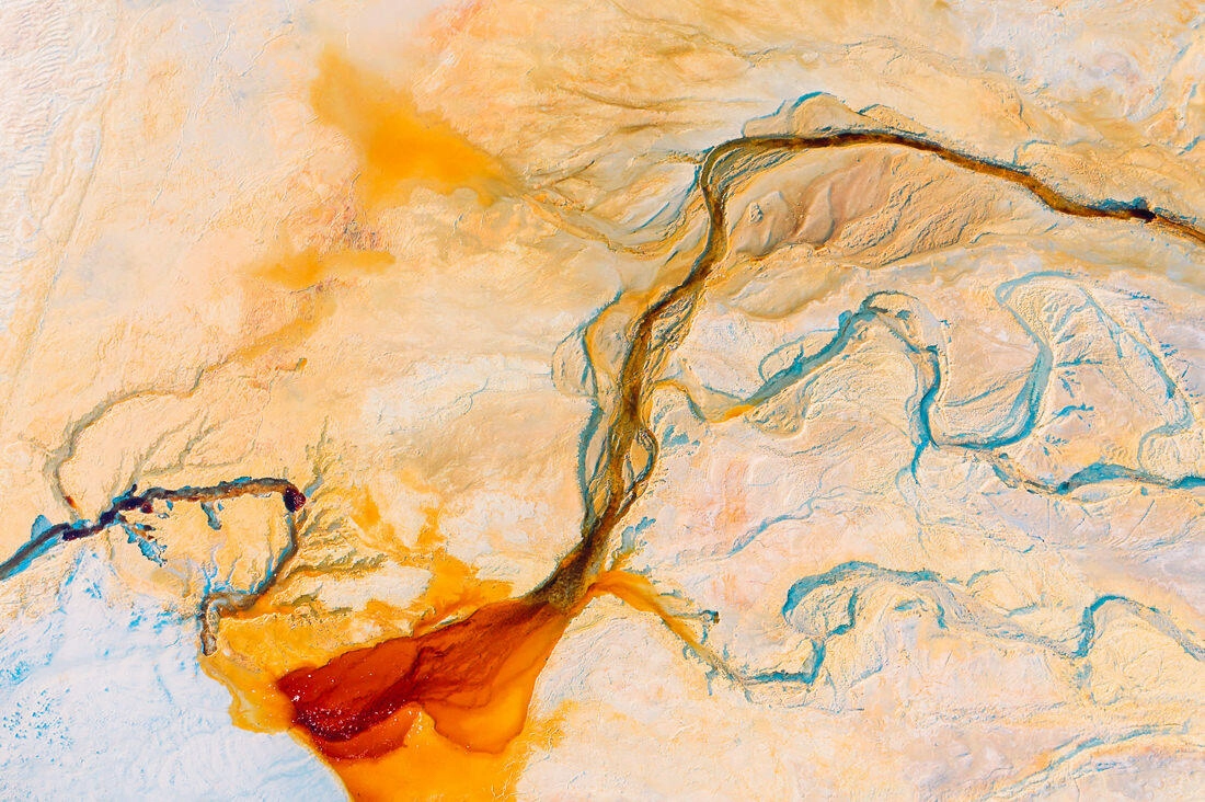 025 saltfields aereal drone mineral lake - Lagos minerales de colores y una mina abandonada