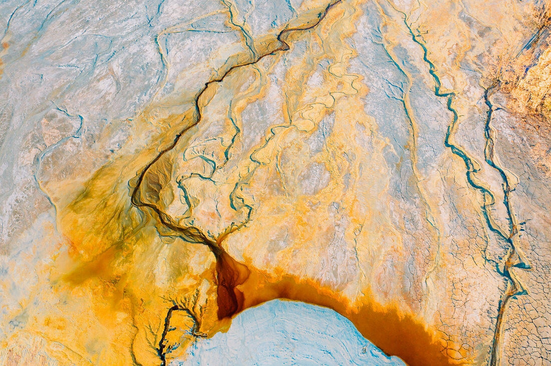 026 saltfields aereal drone mineral lake - Lagos minerales de colores y una mina abandonada