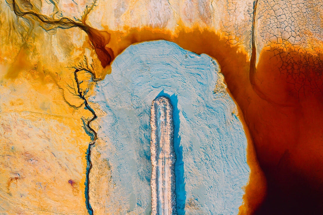 027 saltfields aereal drone mineral lake - Lagos minerales de colores y una mina abandonada