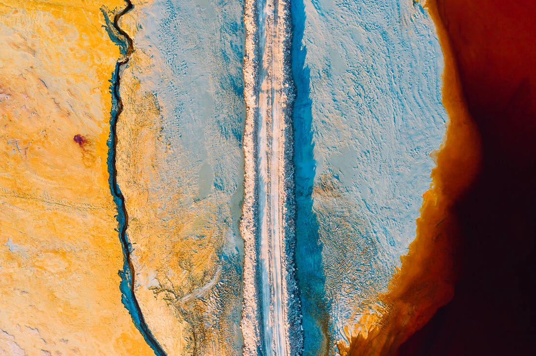 028 saltfields aereal drone mineral lake - Lagos minerales de colores y una mina abandonada