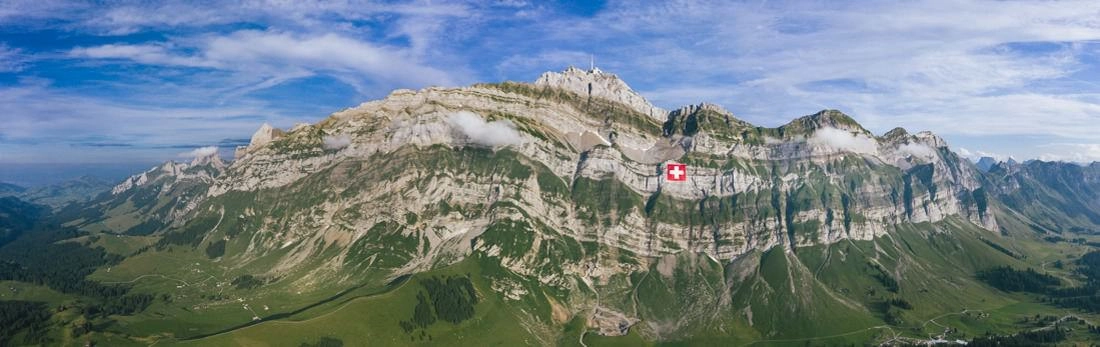 007 saentis nationalflagge feiertag luftaufnahmen - Swiss Flag on Säntis 007 saentis nationalflagge feiertag luftaufnahmen - Swiss Flag on Säntis