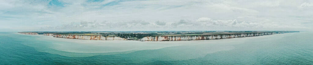 004 normandie drohne kueste austerfarmen 1 1024x213 - The Diversity of Normandy from Above 004 normandie drohne kueste austerfarmen 1 1024x213 - The Diversity of Normandy from Above