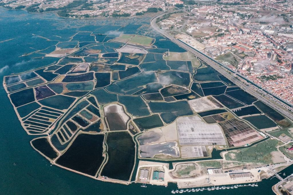 001 aveiro salzfelder portugal drohne 1024x682 - Salt Fields of Aveiro: A Play of Color and Structure 001 aveiro salzfelder portugal drohne 1024x682 - Salt Fields of Aveiro: A Play of Color and Structure