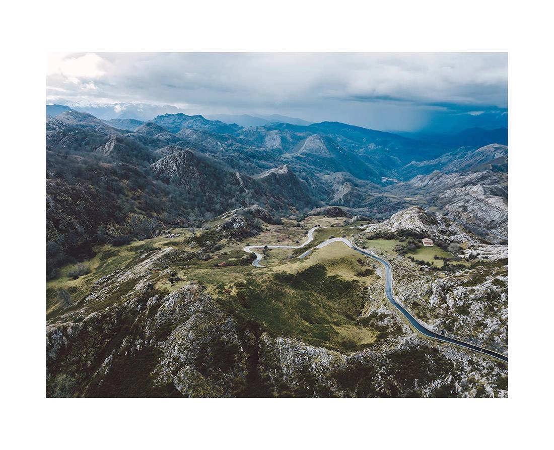 asturien i2v 0002 web - Asturien 02 - Ruhiger Drohnenflug über die majestätische Bergkette der Picos de Europa