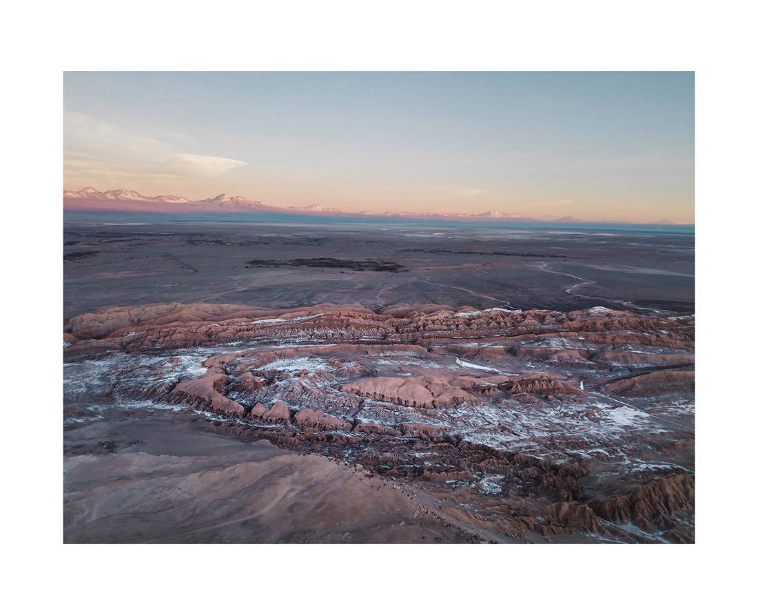 atacama 0004 web - Atacama 04 - Luftaufnahme bei Sonnenuntergang über Salzflächen und Bergen der Atacama-Wüste