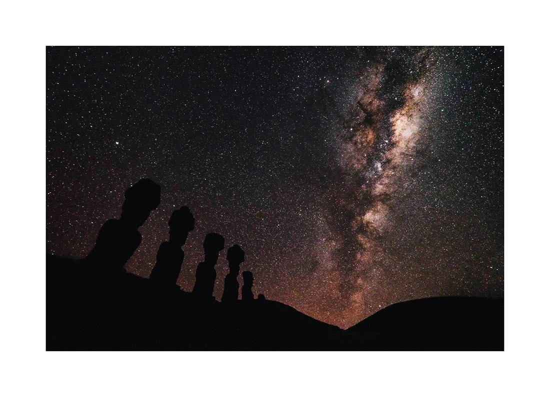chile i2v 0009 web - Chile 09 - Silhouettierte Moai-Statuen unter der sich bewegenden Milchstraße auf der Osterinsel