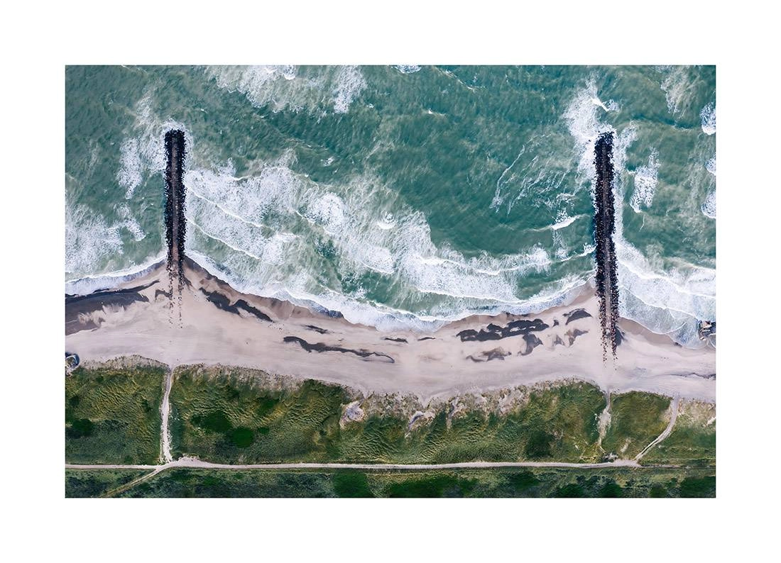 denmark i2v 0005 web - Dänemark 04 - Luftaufnahme der unberührten dänischen Küstenlinie mit sanft anrollenden Wellen