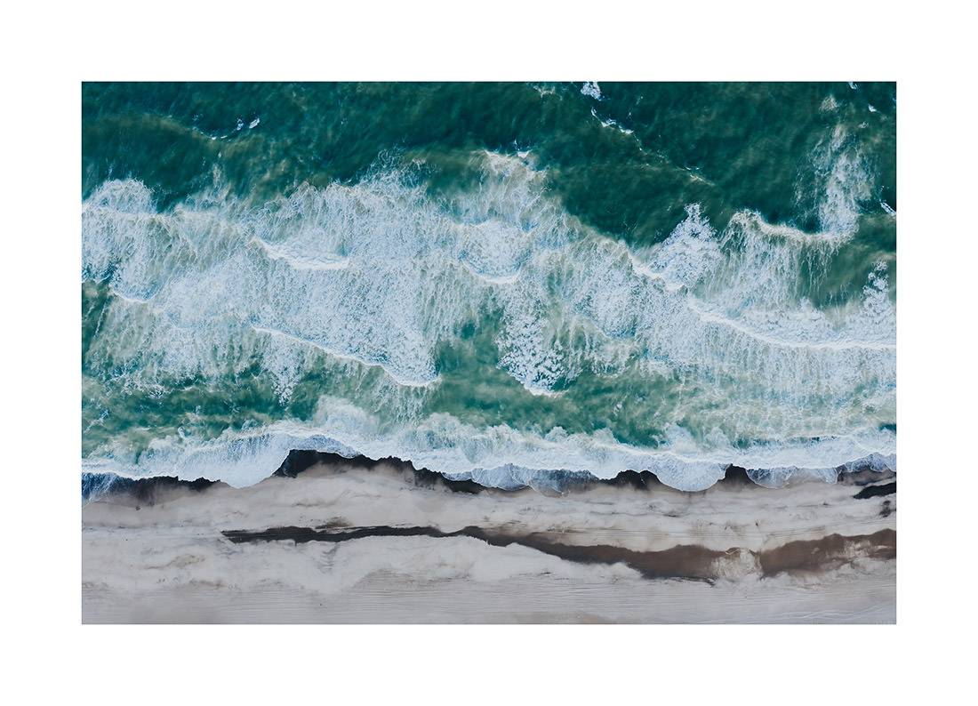 denmark i2v 0006 web - Dänemark 05 - Ruhige Luftaufnahme sanfter Wellen an einem dänischen weißen Sandstrand