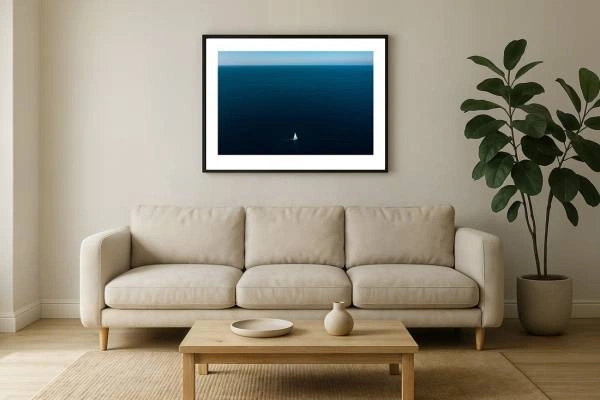 galizien i2v 0008 wall 600x400 - Galizien 07 - Einsames Segelboot gleitet durch unberührte galizische Gewässer unter klarem blauem Himmel