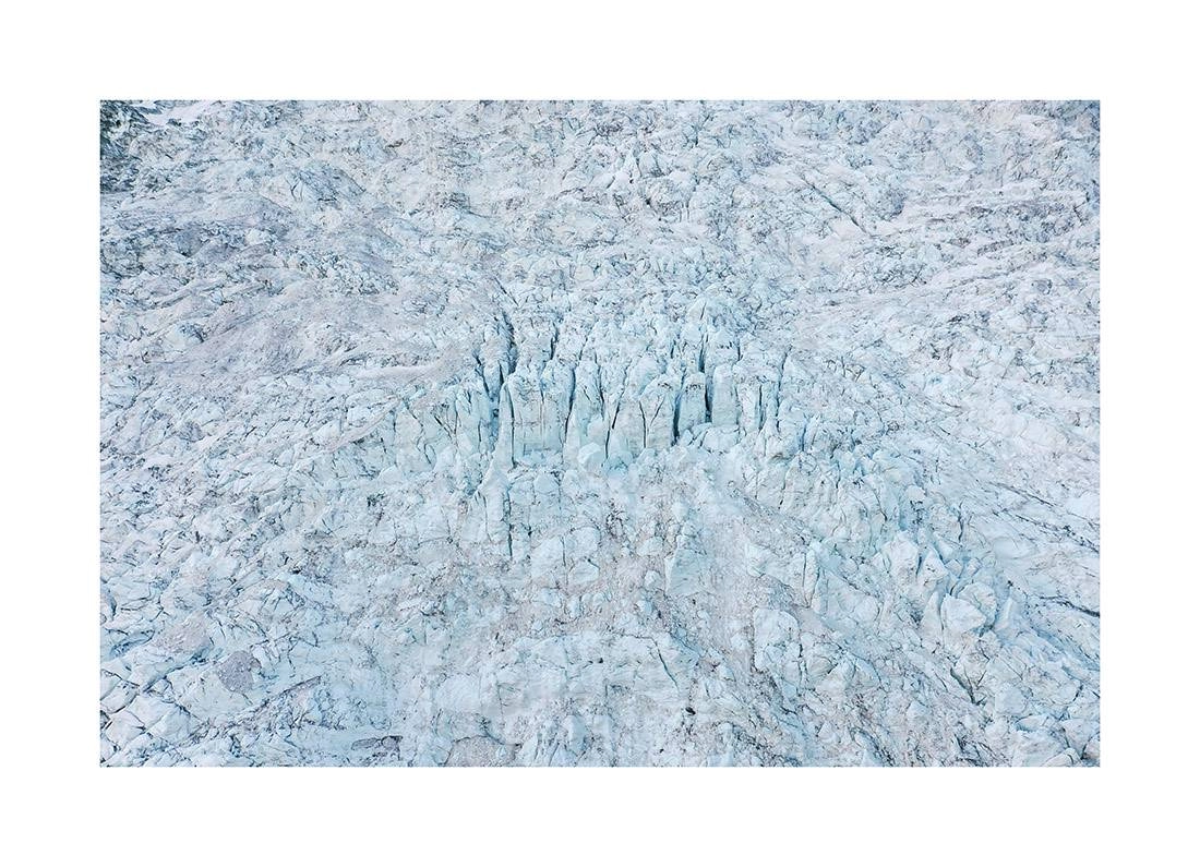 gletscher i2v 0001 web - Gletscher 01 - Faszinierende Luftaufnahme der natürlichen Majestät des Mont-Blanc-Gletschers