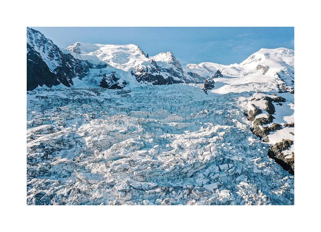 gletscher i2v 0007 web - Gletscher 07 - Majestätischer Sonnenaufgang über dem Mont-Blanc-Gletscher – Eine aufsteigende vertikale Perspektive