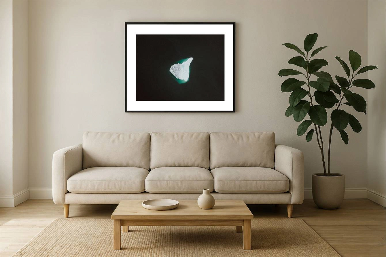 greenland i2v 0003 wall - Grönland 02 - Einzelner Eisberg treibt in dunklen Gewässern Grönlands – Luftperspektive