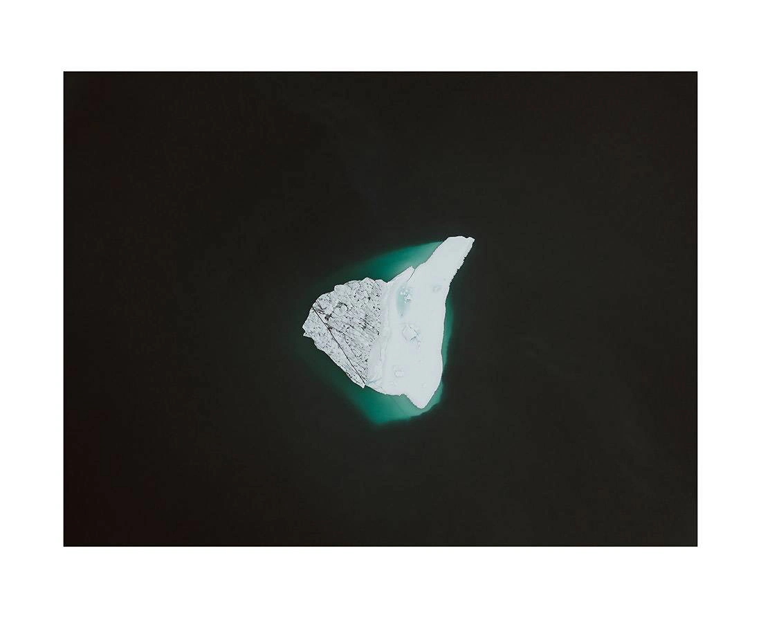 greenland i2v 0003 web - Grönland 02 - Einzelner Eisberg treibt in dunklen Gewässern Grönlands – Luftperspektive