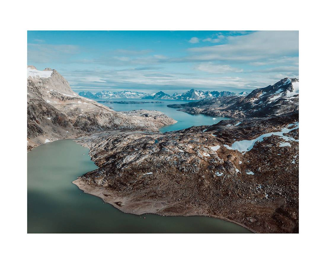 greenland i2v 0004 web - Grönland 03 - Luftaufnahme im Vorwärtsflug über die unberührten Fjorde und Berge Südgrönlands