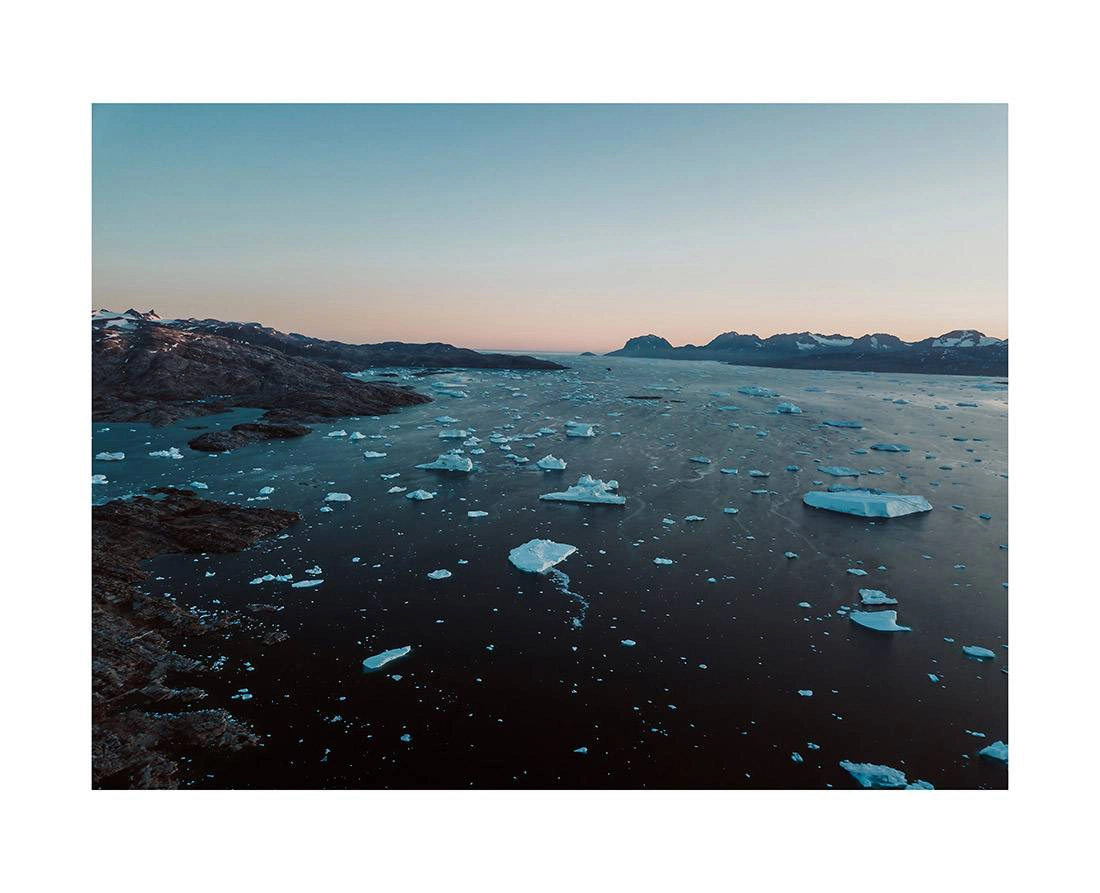 greenland i2v 0008 web 1 - Grönland 07 - Luftaufnahme von Treibeis im südgrönländischen Fjord in der Abenddämmerung
