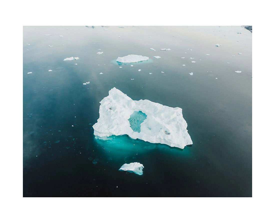 greenland i2v 0010 web 1 - Grönland 09 - Luftaufnahme majestätischer Eisberge in den klaren Gewässern Südgrönlands