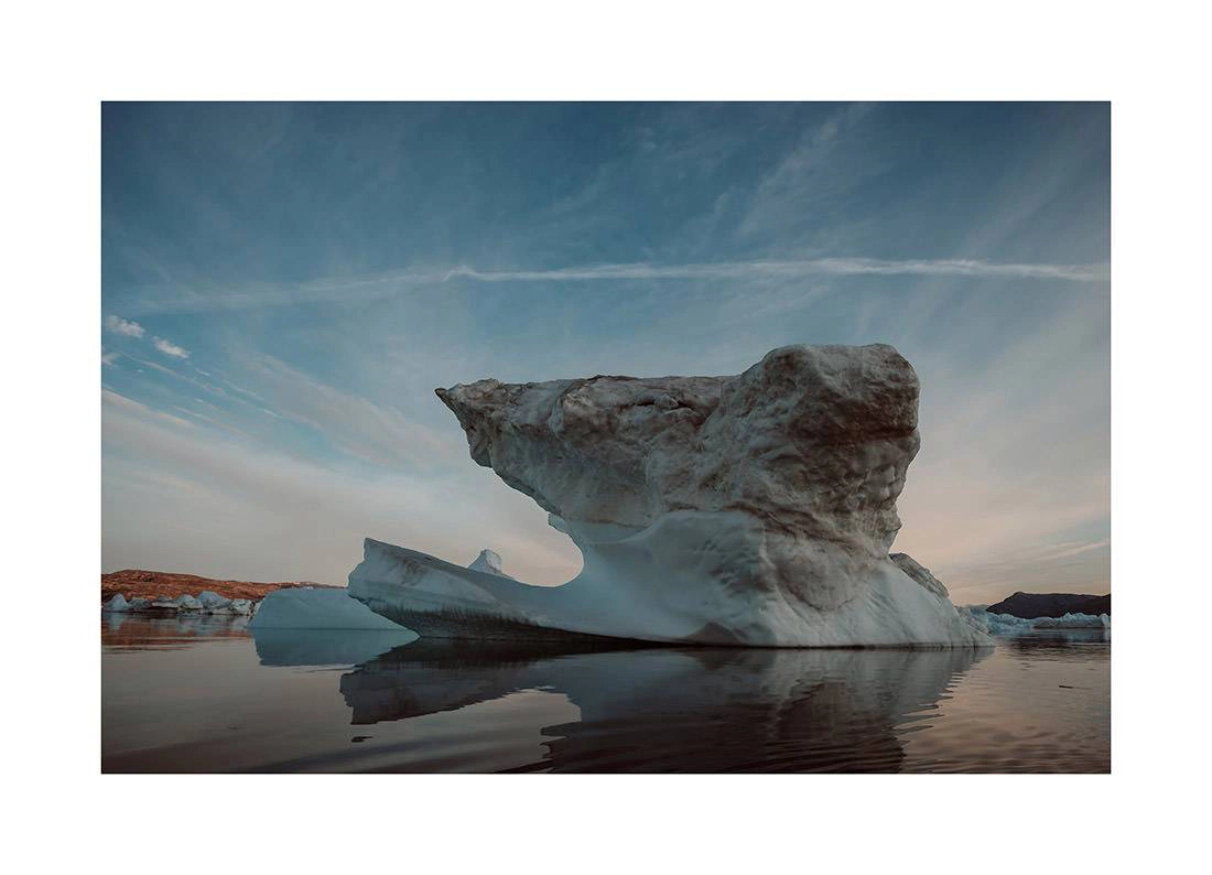 greenland i2v 0011 web - Grönland 10 - Majestätische Eisbergformation mit sanften Spiegelungen an Grönlands arktischer Küste