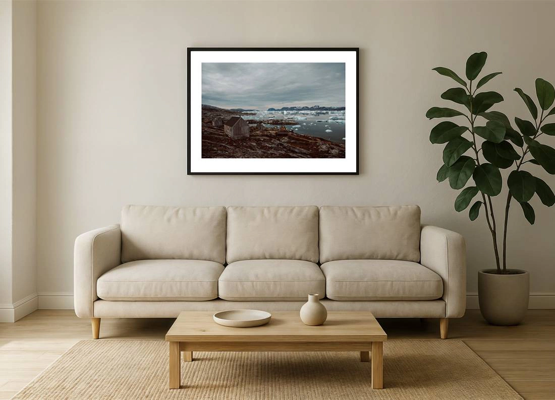 Grönland 12 - Ruhige arktische Bucht mit treibenden Eisbergen und abgelegenen Holzhäusern in Küstengrönland greenland i2v 0014 wall 1 - Grönland 12 - Ruhige arktische Bucht mit treibenden Eisbergen und abgelegenen Holzhäusern in Küstengrönland