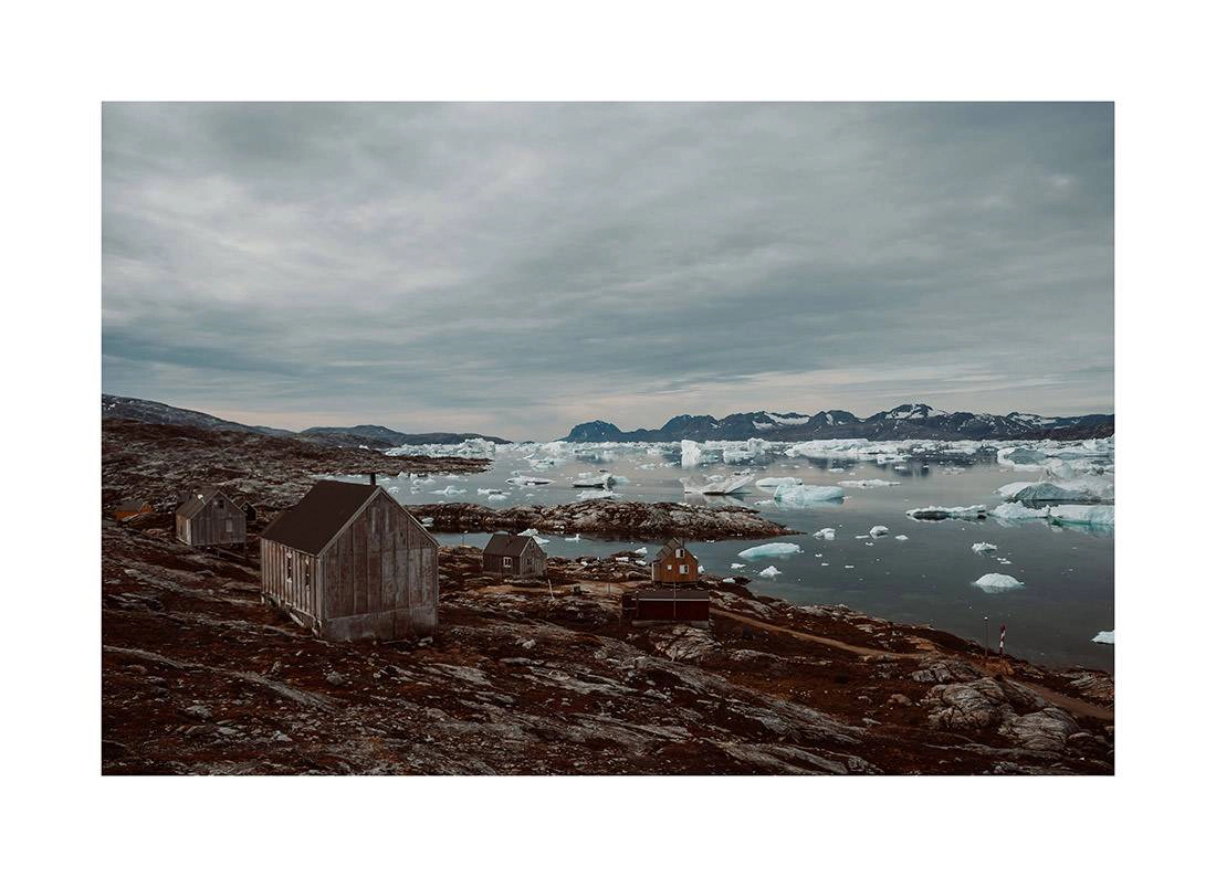 Grönland 12 - Ruhige arktische Bucht mit treibenden Eisbergen und abgelegenen Holzhäusern in Küstengrönland greenland i2v 0014 web 1 - Grönland 12 - Ruhige arktische Bucht mit treibenden Eisbergen und abgelegenen Holzhäusern in Küstengrönland